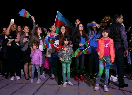 Heydər Əliyev Mərkəzinin parkında Müstəqillik Günü münasibətilə konsert olub