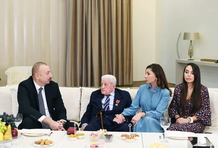 Prezident İlham Əliyev Xalq artisti Əlibaba Məmmədova “Şərəf” ordenini təqdim edib - YENİLƏNİB