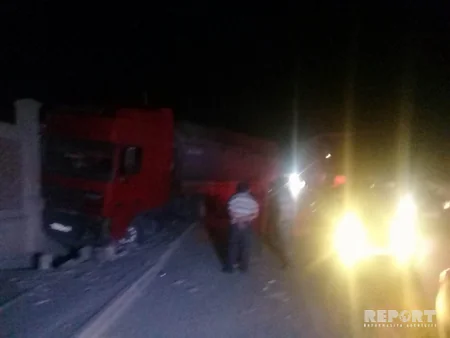 Bakıda sürücüsü benzin almağa gedən yük maşını hərəkət edərək divara çırpılıb - FOTO