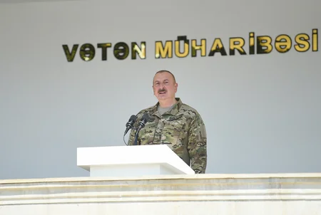 İlham Əliyev MN-in komando hərbi hissələrinin birində yaradılan şəraitlə tanış olub, hərbi hissəyə Döyüş bayrağını təqdim edib