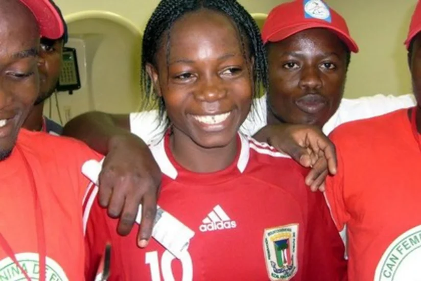Futbolçunu gender testindən keçirmək üçün soyundurublar