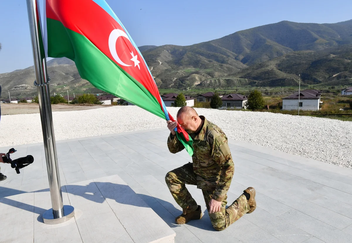 İlham Əliyev Xocalı şəhərində və Əsgəran qəsəbəsində Dövlət Bayrağını ucaldıb - YENİLƏNİB