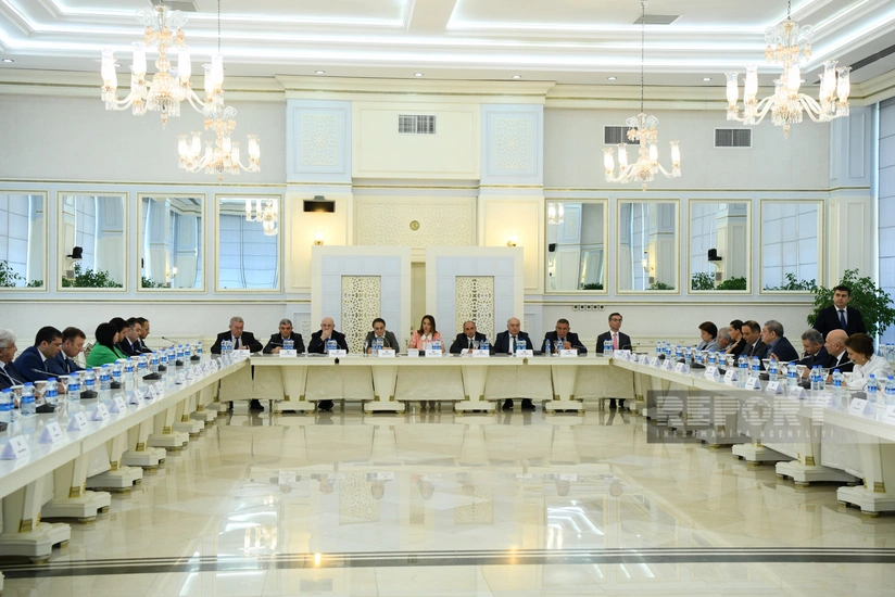 В Милли Меджлисе проходит общественное слушание относительно Западного Азербайджана