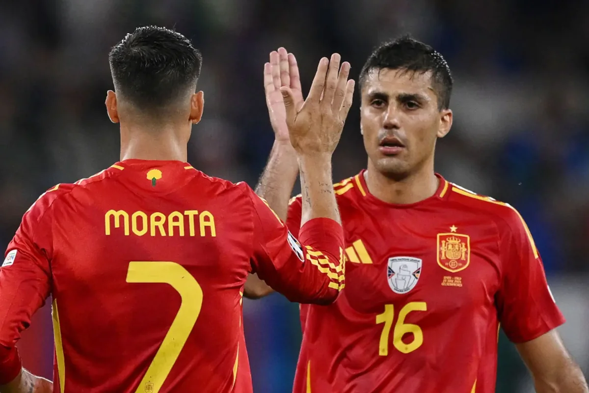 UEFA İspaniya millisinin iki üzvünü bir oyunluq cəzalandırıb