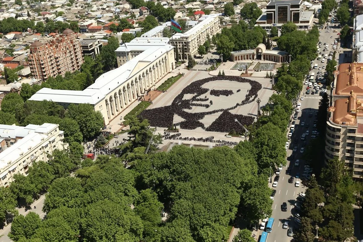 Gəncədə Heydər Əliyevin anadan olmasının ildönümü münasibətilə 10 min gənc fləşmob keçirib - FOTO