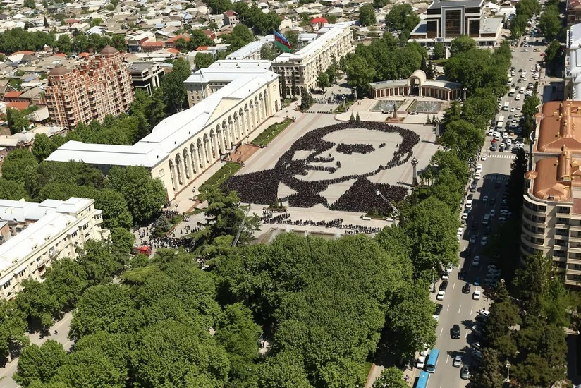 Gəncədə Heydər Əliyevin anadan olmasının ildönümü münasibətilə 10 min gənc fləşmob keçirib - FOTO