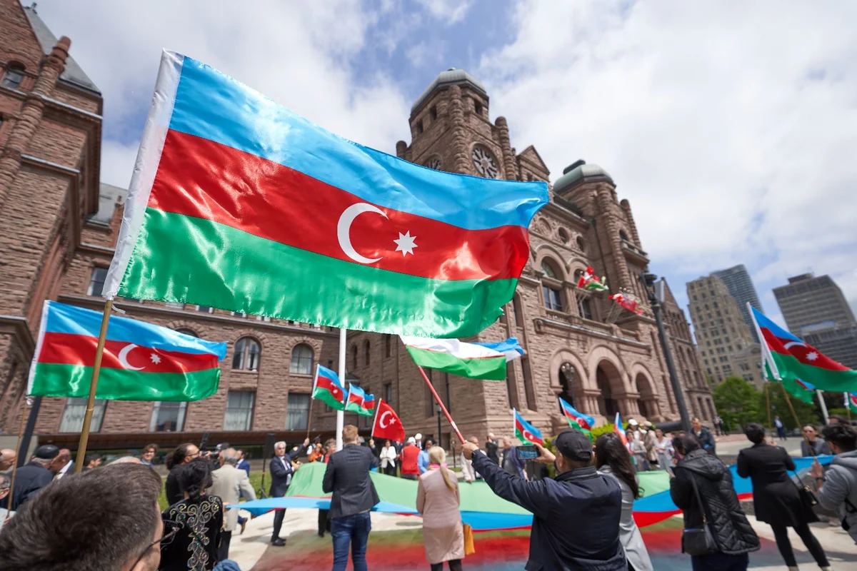 Ontario parlamentinin önündə Azərbaycan Bayrağı qaldırılıb
