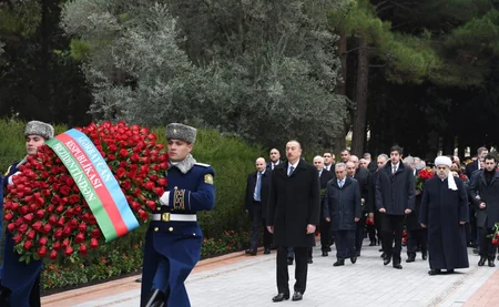 Prezident İlham Əliyev ümummilli lider Heydər Əliyevin məzarını ziyarət edib - FOTO