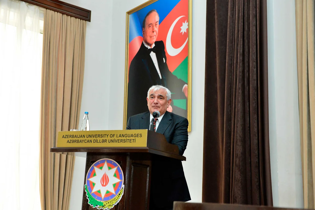 Mikayıl Cabbarov Kamal Abdullanı ADU-nun kollektivinə təqdim edib