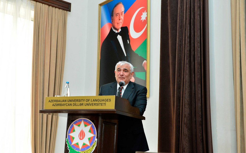 Mikayıl Cabbarov Kamal Abdullanı ADU-nun kollektivinə təqdim edib