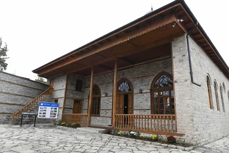 Prezident və birinci xanım Lahıcda məsciddəki bərpa-təmir işləri ilə tanış olublar