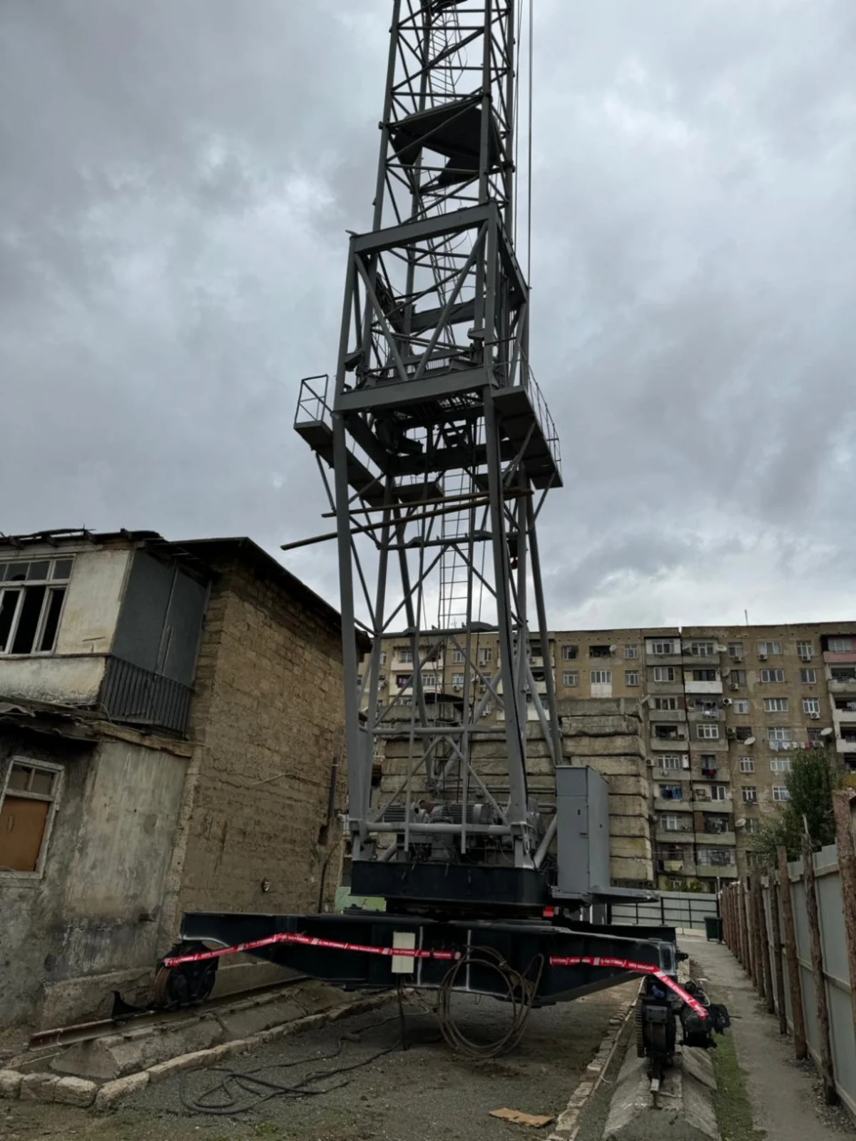Bakıda təhlükəsizlik tələblərinə cavab verməyən kranın istismarı dayandırılıb