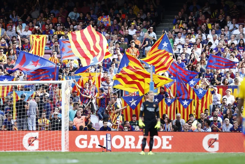 ​УЕФА оштрафовал Барселону на 150 тыс. евро за демонстрацию болельщиками флагов Каталонии