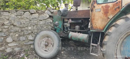 Şəkidə qəzaya düşməmək üçün özünü traktordan atan sürücü ölüb