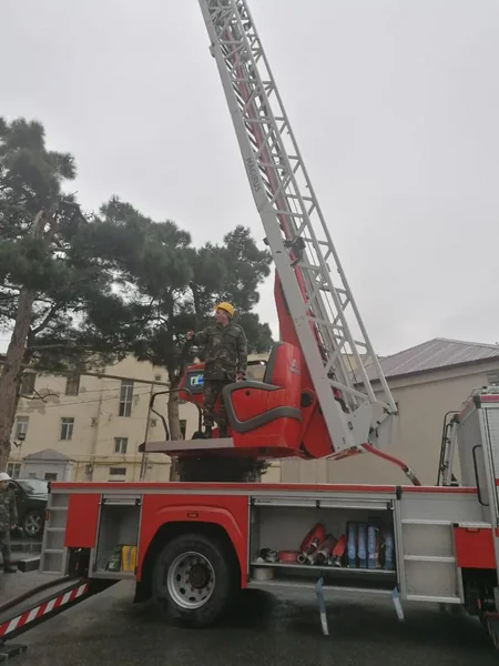 Bakıda binada yanğın olub, 12 nəfər təxliyə edilib - YENİLƏNİB-2