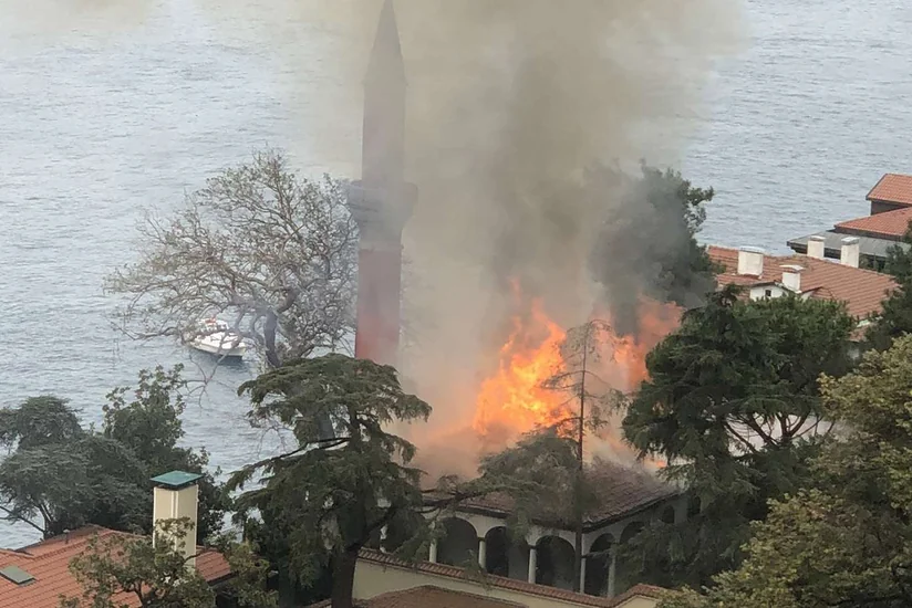 İstanbulda məscid yaxınlığında yanğın baş verib