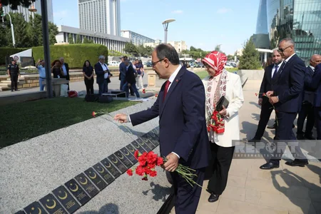 ​Zəfər Günü münasibəti ilə Bakıda Şəhidlər xiyabanı və Türk şəhidliyi ziyarət olunub