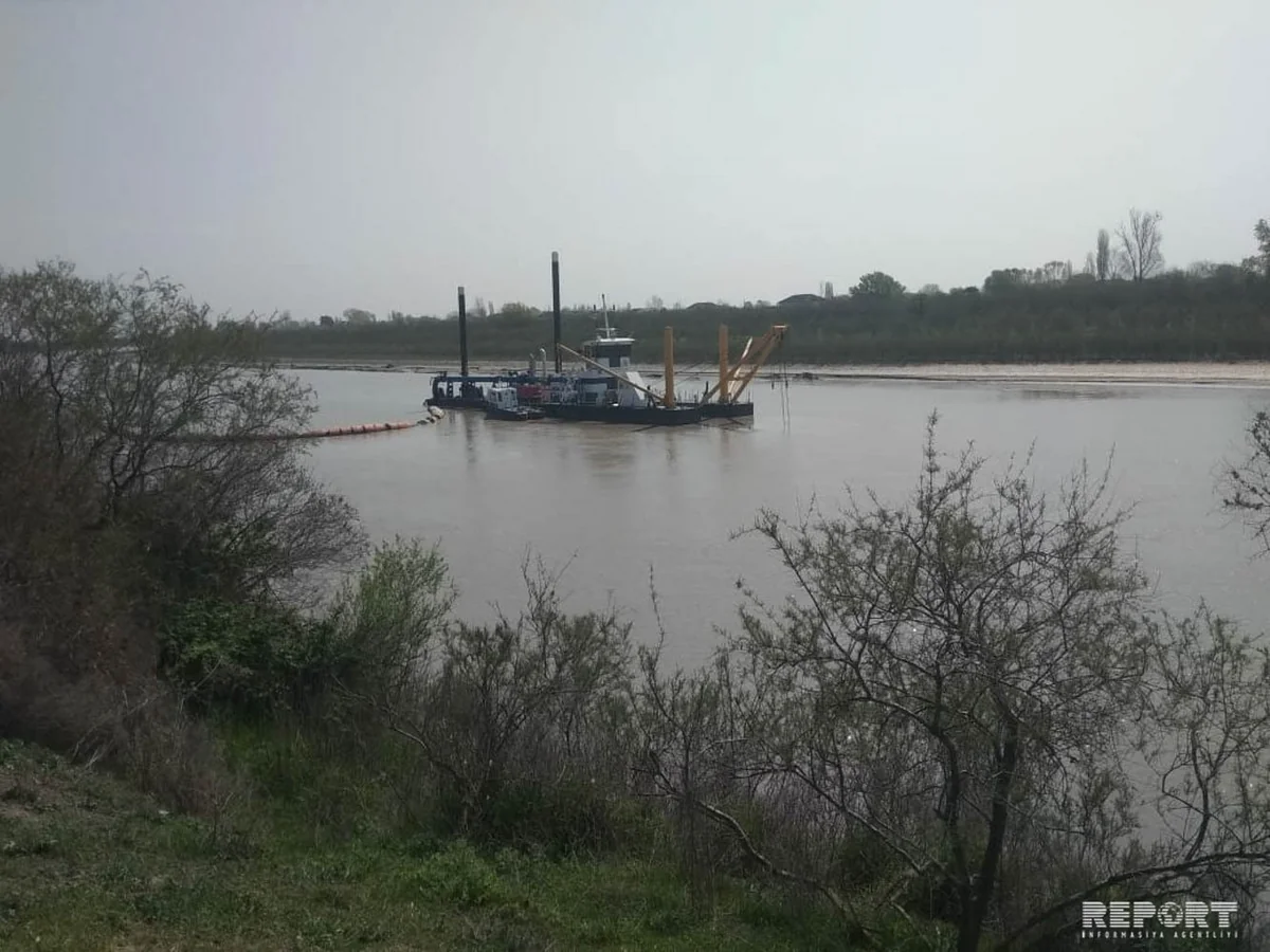 Kür çayında dibdərinləşdirmə işlərinə başlanılıb - VİDEO