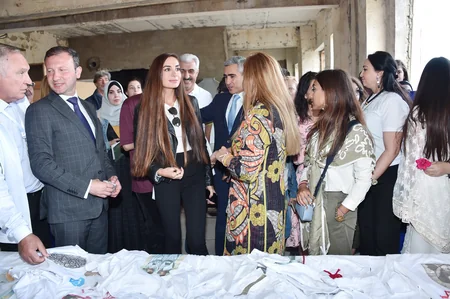 Leyla Əliyeva və Arzu Əliyeva “Açılan divar” ictimai incəsənət layihəsinin təqdimatında iştirak ediblər