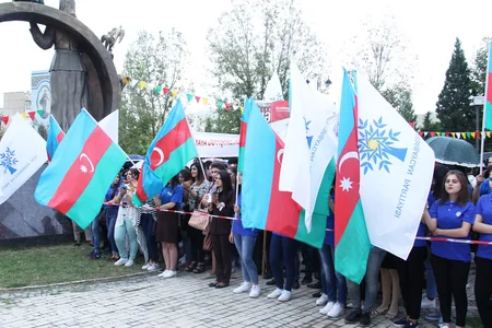 “Yeni Azərbaycan” referendum üzrə təşviqat qrupu Gəncədə seçicilərlə görüş keçirib