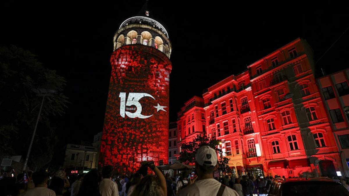 İstanbulda Qalata qülləsi 15 iyul şəhidlərinin fotoşəkilləri ilə proyeksiya edilib