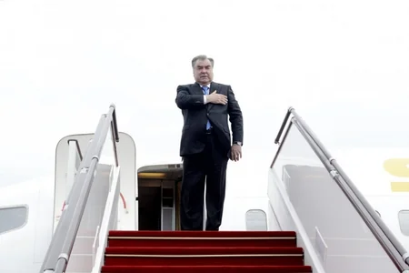 Завершился официальный визит в Азербайджан президента Таджикистана