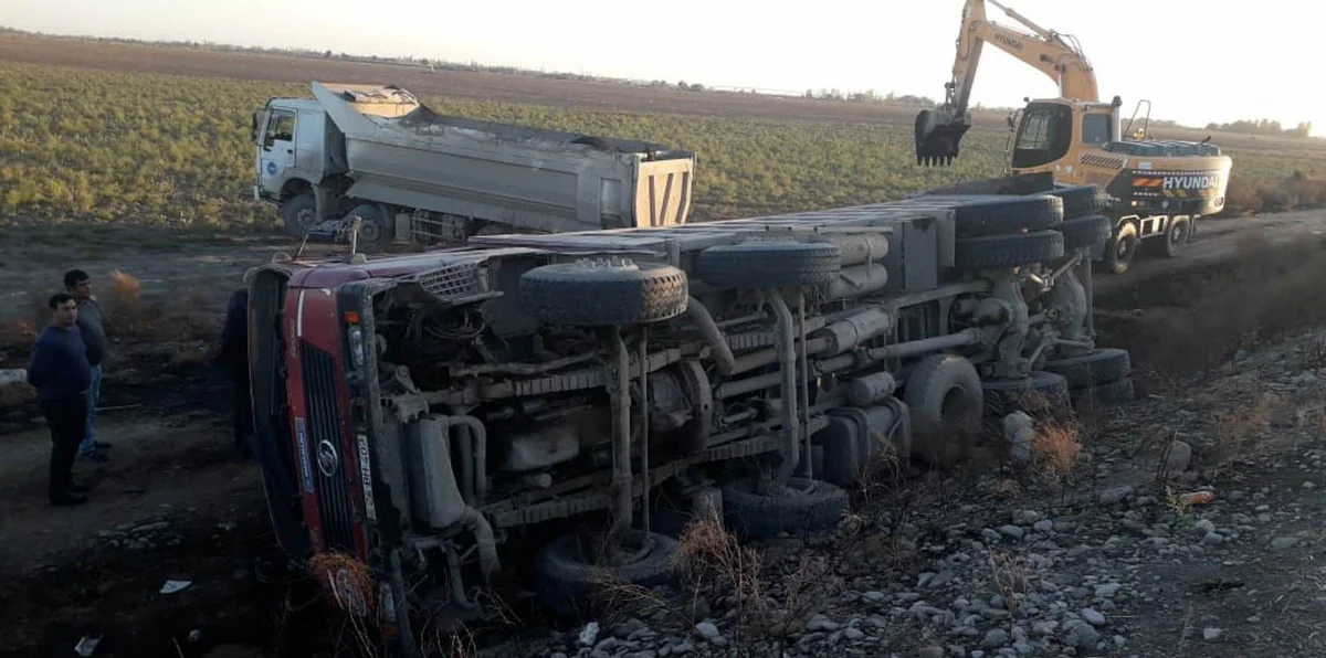 Astarada yük maşını aşıb, ölən var