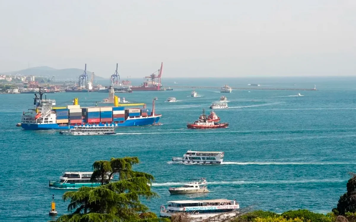 Турция возобновила транзит по Босфору