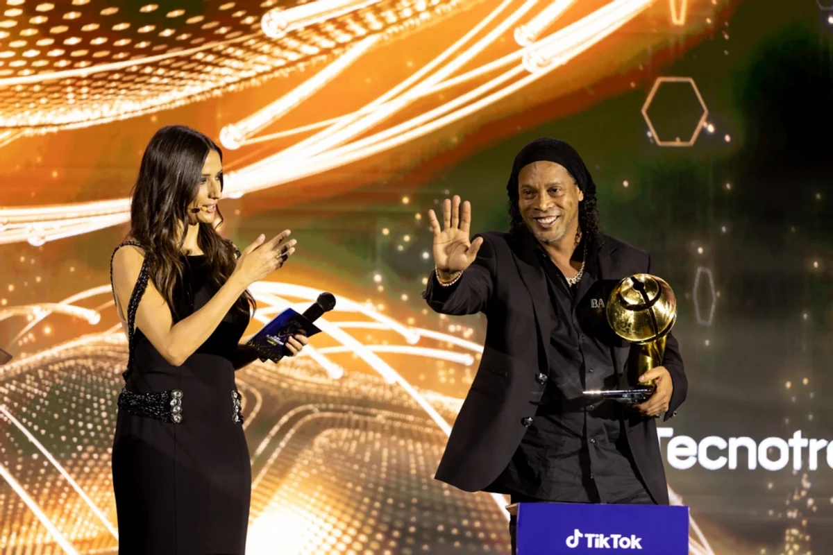 Роналдиньо получил премию Globe Soccer Awards за выдающуюся карьеру