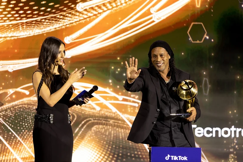 Роналдиньо получил премию Globe Soccer Awards за выдающуюся карьеру