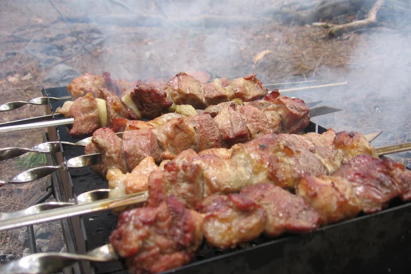 Daşkəsəndə kabab çəkən gənc ehtiyatsızlıqdan özünü yandırıb