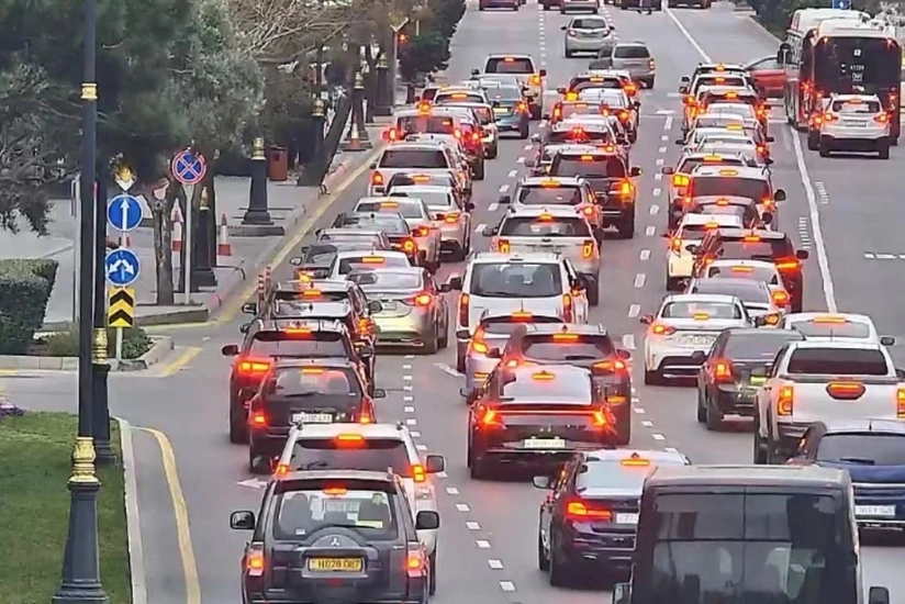 Bakının bir sıra yollarında nəqliyyatın sıxlığı yaranıb