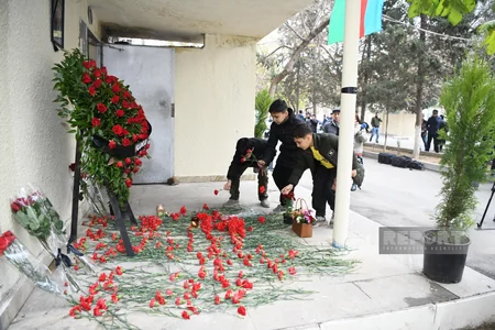 Aktauda qəzaya düşən təyyarənin kapitanı İqor Kşnyakinin xatirəsi Bakıda ehtiramla yad olunur