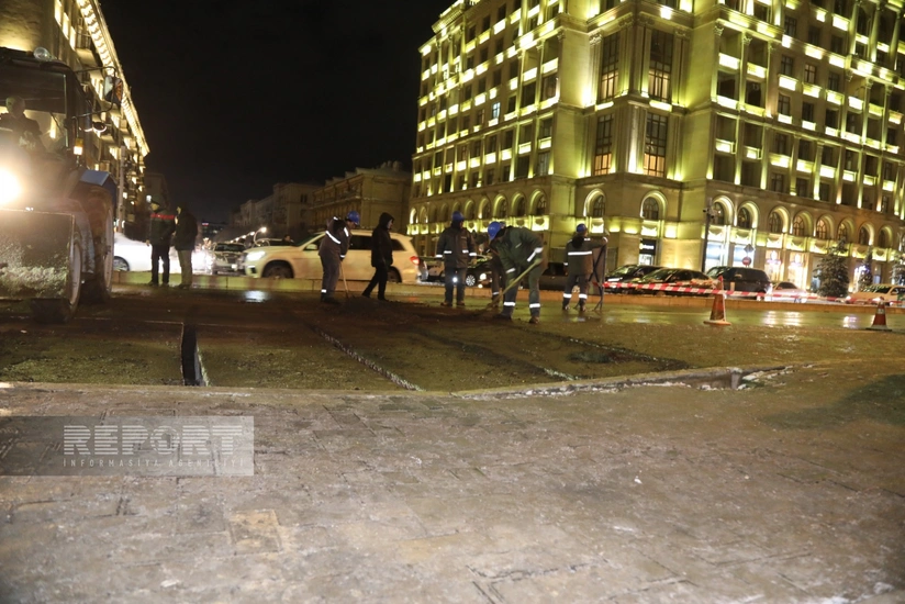 Bakıda su xətti partlayıb, yol çöküb