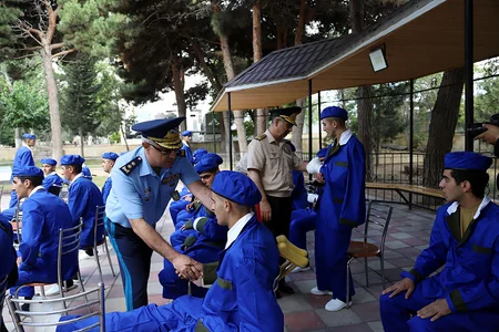 Müdafiə naziri hərbi hospitalda müalicə alan yaralılarla görüşüb