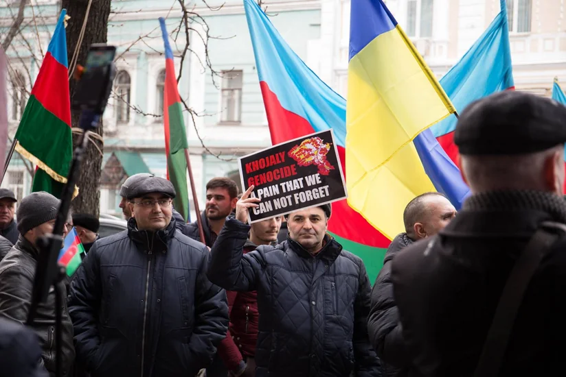 Азербайджанцы вышли на акцию протеста у армянского посольства в Киеве - ВИДЕО