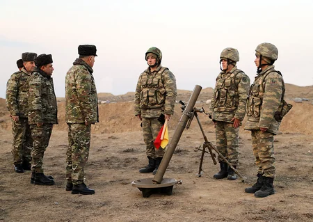 Baş Qərargah rəisi Ermənistanla sərhədə gedib, komandoların məşğələlərini izləyib