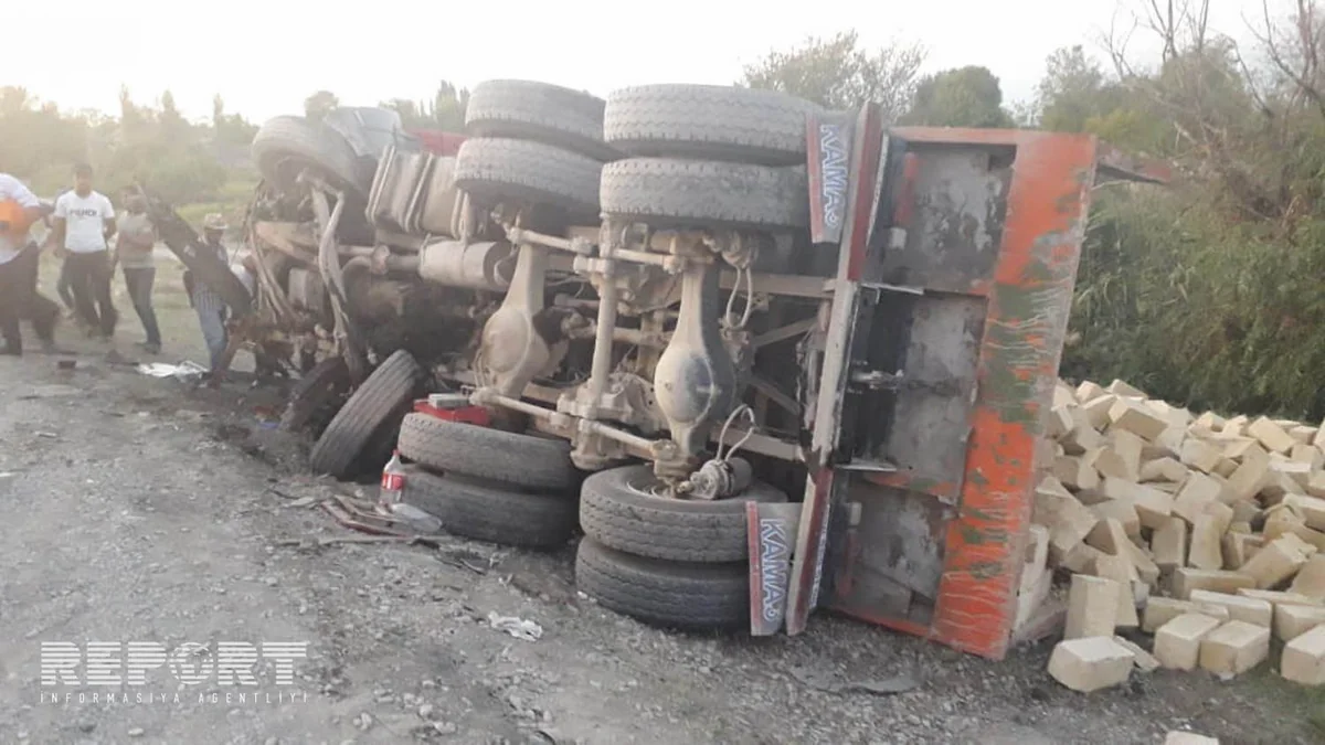 Ucarda yük maşını aşıb, xəsarət alan var - FOTO - VİDEO - YENİLƏNİB