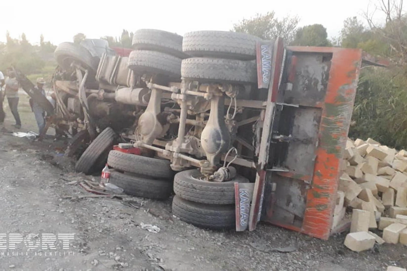 Ucarda yük maşını aşıb, xəsarət alan var - FOTO - VİDEO - YENİLƏNİB