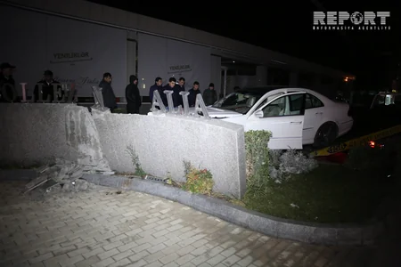 Bakıda sürücü yuxulayaraq maşını yol kənarındakı reklam lövhəsinə çırpıb - YENİLƏNİB - FOTO - VİDEO