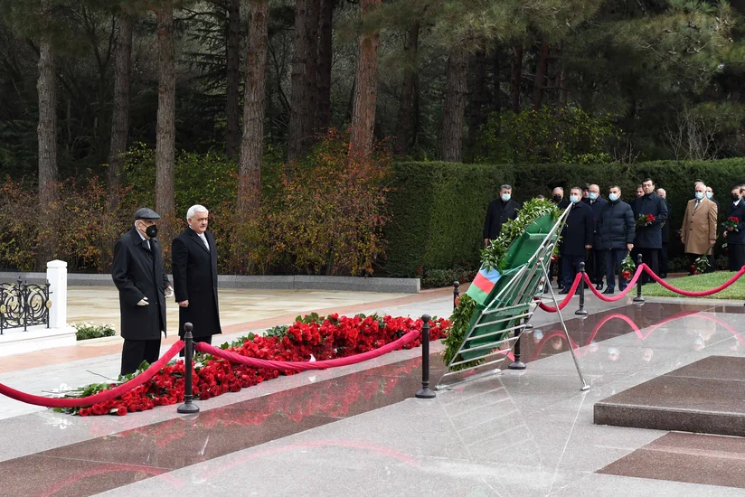 SOCAR rəhbərliyi Ulu öndər Heydər Əliyevin məzarını ziyarət edib
