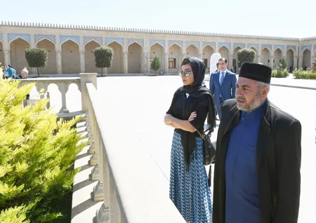 Mehriban Əliyeva Şamaxı Cümə məscidində olub - YENİLƏNİB