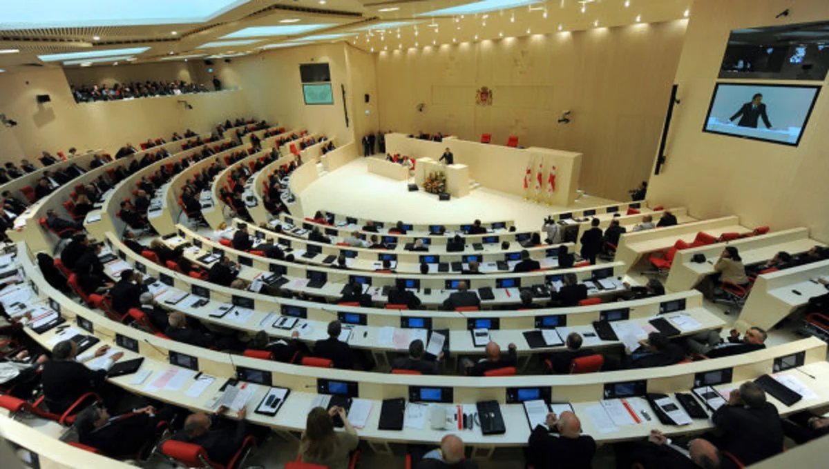 Парламент Грузии принял законодательные изменения о визовых регуляциях