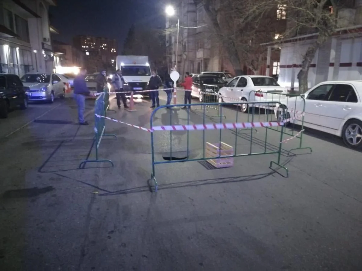 Bakıda istismar müddətini başa vurmuş kollektor yolda çöküntü yaradıb