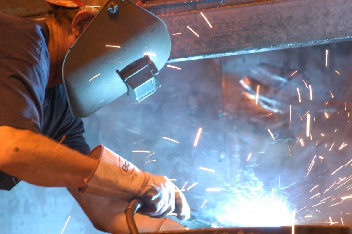 В Гобустане ремонтирующий холодильник мужчина обжегся во время сварки