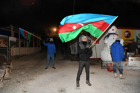 Havanın soyuq və şaxtalı olmasına baxmayaraq, Xankəndi-Laçın yolunda aksiya davam edir