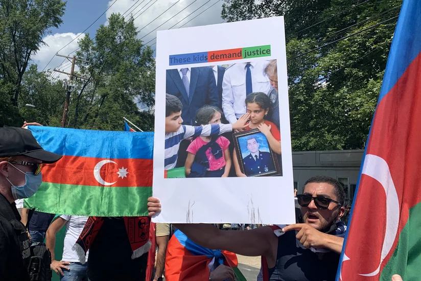 Azərbaycanlılar Ermənistanın ABŞ-dakı səfirliyinin qarşısında aksiya keçiriblər