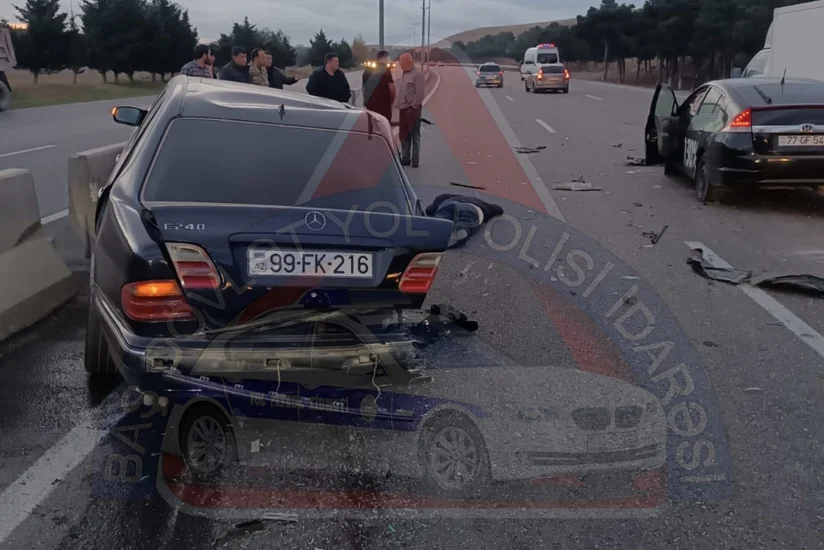 Bakıda yolda dayanan nasaz avtomobil ağır qəzaya səbəb olub, iki nəfər ölüb