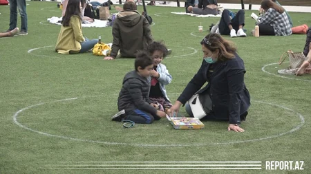 Nyu-York parklarında koronavirusdan qoruyan dairələr - VİDEOREPORTAJ