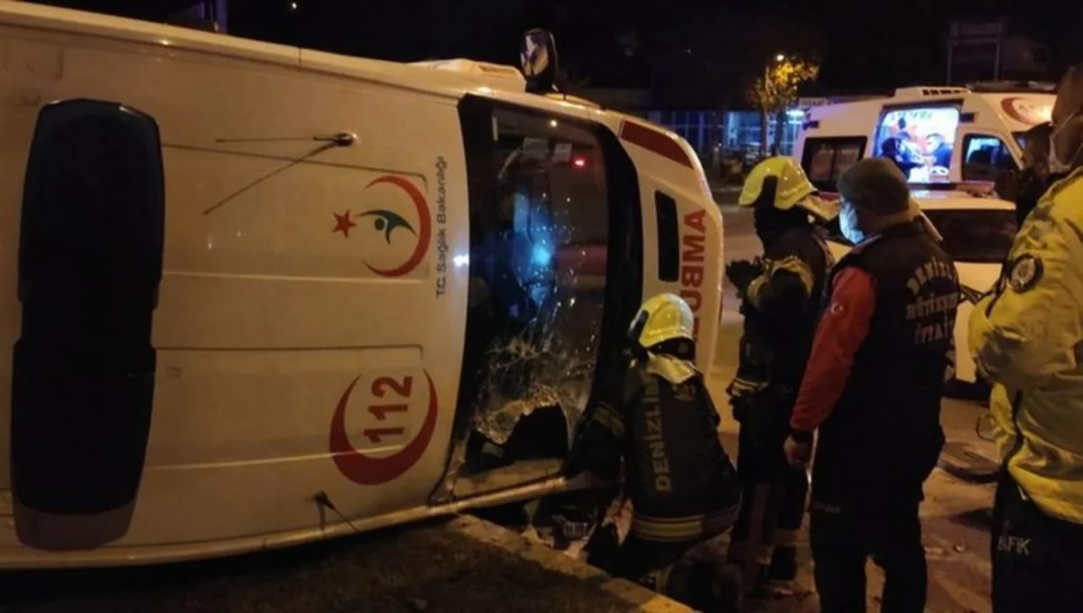 Türkiyədə mikroavtobus təcili yardım maşını ilə toqquşdu, xəsarət alanlar var